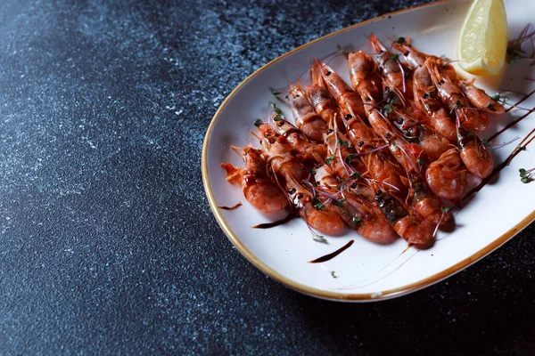 Small Red Shrimp Topped Espaniol Sauce Beautifully Served Boiled Shrimp — Foto de Stock