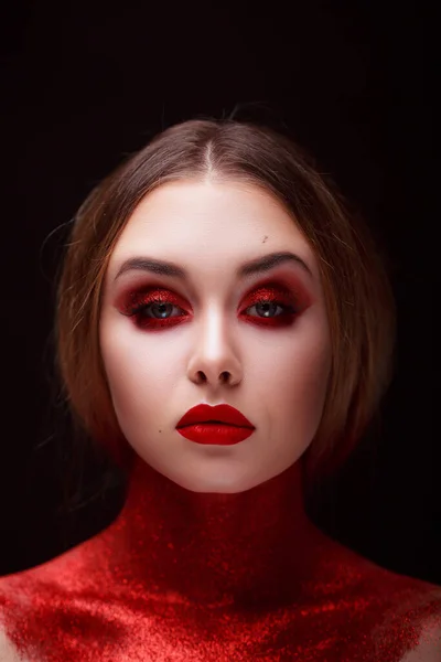 Maquillaje Estilo Belleza Labios Ojos Brillantes Retrato Una Hermosa Joven —  Fotos de Stock