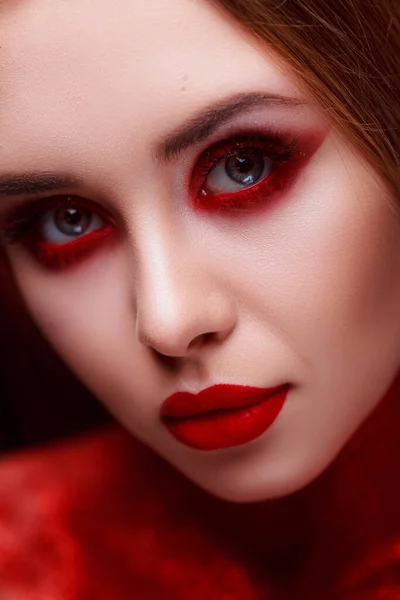 Maquillaje Estilo Belleza Labios Ojos Brillantes Retrato Una Hermosa Joven —  Fotos de Stock