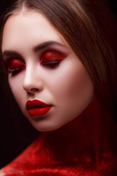 Maquillaje Estilo Belleza Labios Ojos Brillantes Retrato Una Hermosa Joven —  Fotos de Stock