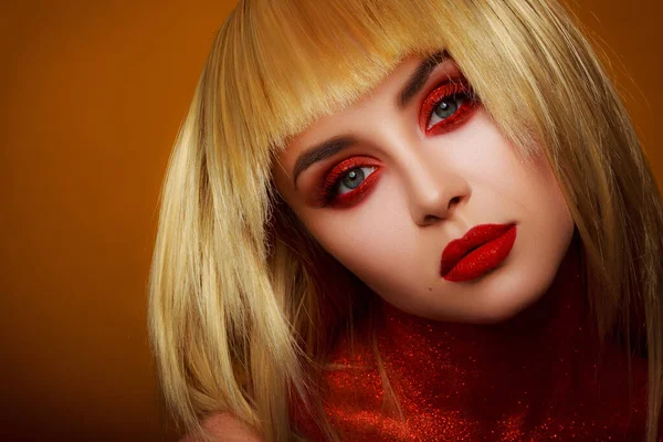 Maquillaje Rojo Estilo Belleza Labios Ojos Brillantes Retrato Una Hermosa —  Fotos de Stock