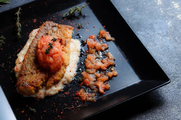 Filete Salmón Parrilla Servido Con Tomates Frescos Semillas Pimienta Romero —  Fotos de Stock