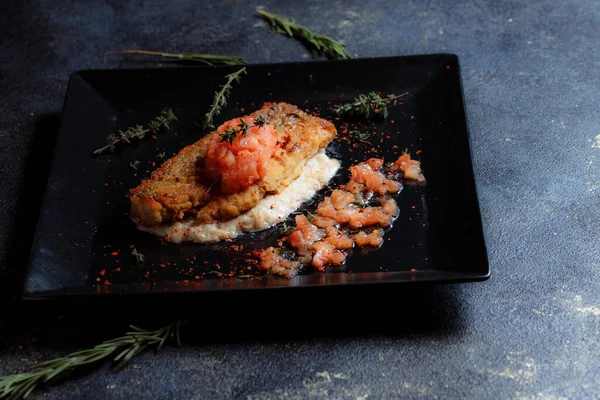 Grilled Salmon Steak Served Fresh Tomatoes Pepper Seeds Rosemary Thyme — Fotografia de Stock