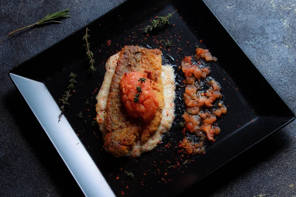 Grilled Salmon Steak Served Fresh Tomatoes Pepper Seeds Rosemary Thyme — Fotografia de Stock