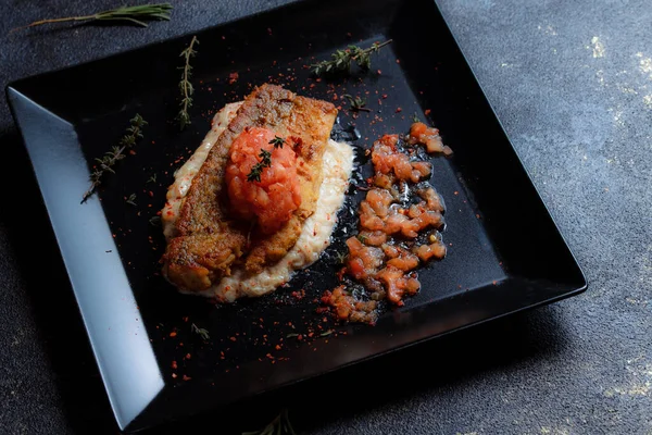 Grilled Salmon Steak Served Fresh Tomatoes Pepper Seeds Rosemary Thyme — Fotografia de Stock