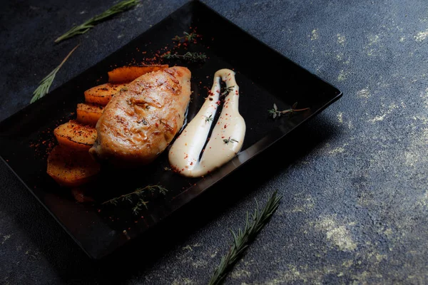 Grilled Chicken Steak Spices Baked Potatoes Black Plate Dark Textured — Foto Stock