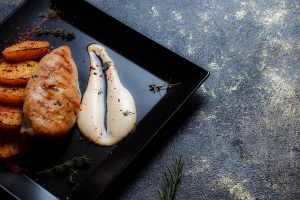 Grilled Chicken Steak Spices Baked Potatoes Black Plate Dark Textured — Fotografia de Stock