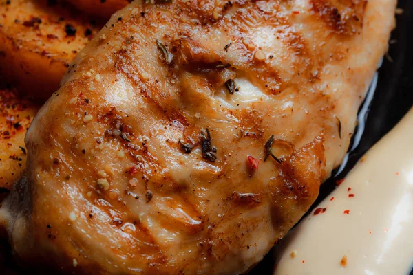 Grilled Chicken Steak Spices Baked Potatoes Black Plate Dark Textured — Stock Fotó