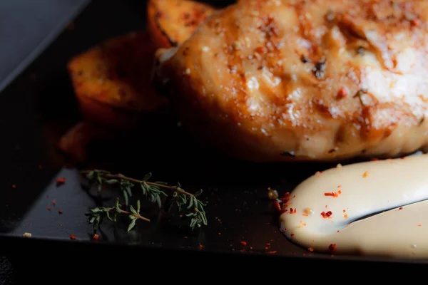 Grillowany Stek Kurczaka Przyprawami Pieczonymi Ziemniakami Czarnej Płycie Ciemnym Teksturowanym — Zdjęcie stockowe