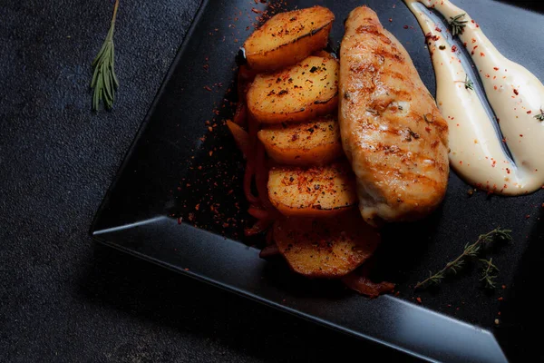 Grilled Chicken Steak Spices Baked Potatoes Black Plate Dark Textured — Fotografia de Stock