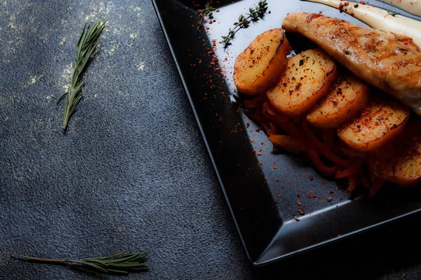 Grilled Chicken Steak Spices Baked Potatoes Black Plate Dark Textured — Foto de Stock