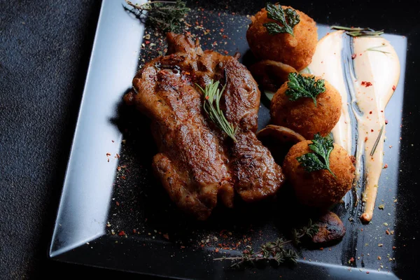 Bistecca Tacchino Salsa Caramellata Con Polpette Patate Piatto Nero Spezie — Foto Stock