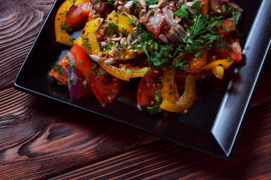 Yeşil yapraklı ve sebzeli salata. Lean vejetaryen yemeği. Hafif salata, domatesli marul, bulgur, maydanoz, baharatlı susam tohumu..