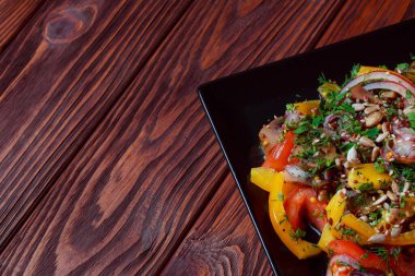 Yeşil yapraklı ve sebzeli salata. Lean vejetaryen yemeği. Hafif salata, domatesli marul, bulgur, maydanoz, baharatlı susam tohumu..