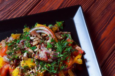 Yeşil yapraklı ve sebzeli salata. Lean vejetaryen yemeği. Hafif salata, domatesli marul, bulgur, maydanoz, baharatlı susam tohumu..