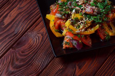 Yeşil yapraklı ve sebzeli salata. Lean vejetaryen yemeği. Hafif salata, domatesli marul, bulgur, maydanoz, baharatlı susam tohumu..