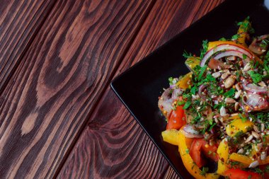 Yeşil yapraklı ve sebzeli salata. Lean vejetaryen yemeği. Hafif salata, domatesli marul, bulgur, maydanoz, baharatlı susam tohumu..