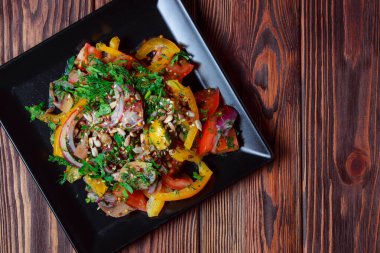 Yeşil yapraklı ve sebzeli salata. Lean vejetaryen yemeği. Hafif salata, domatesli marul, bulgur, maydanoz, baharatlı susam tohumu..