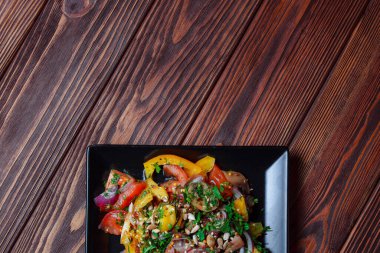 Yeşil yapraklı ve sebzeli salata. Lean vejetaryen yemeği. Hafif salata, domatesli marul, bulgur, maydanoz, baharatlı susam tohumu..