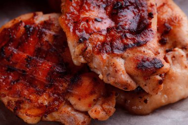 Orijinal et yemeği servisi. Kızarmış tavuk kanadı ve but. Kızarmış peynir topları, ızgara sosis, biberiye ve ketçap. Açık hava yemekleri için yiyecek..