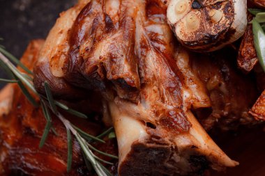 Bir set tabağı: kemiklerde büyük bir parça et, köy usulü ızgara patates, küçük bir lahana salatası, fasulye filizi, chia tohumu ve yeşil soğan. Orijinal servis ahşap kesme tahtasında..