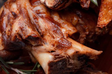 Bir set tabağı: kemiklerde büyük bir parça et, köy usulü ızgara patates, küçük bir lahana salatası, fasulye filizi, chia tohumu ve yeşil soğan. Orijinal servis ahşap kesme tahtasında..