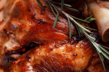 Bir set tabağı: kemiklerde büyük bir parça et, köy usulü ızgara patates, küçük bir lahana salatası, fasulye filizi, chia tohumu ve yeşil soğan. Orijinal servis ahşap kesme tahtasında..