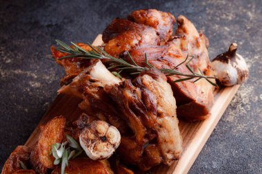 Bir set tabağı: kemiklerde büyük bir parça et, köy usulü ızgara patates, küçük bir lahana salatası, fasulye filizi, chia tohumu ve yeşil soğan. Orijinal servis ahşap kesme tahtasında..