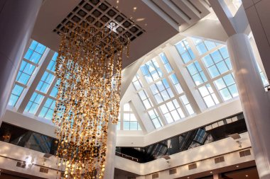 Modern ofis binasının tavanında pencereler 