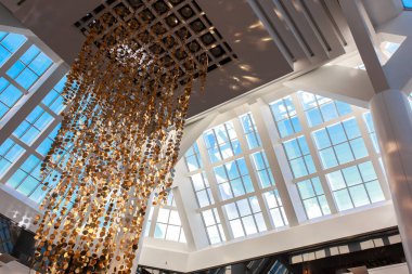 Modern ofis binasının tavanında pencereler 