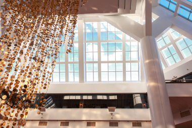 Modern ofis binasının tavanında pencereler 