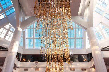 Modern ofis binasının tavanında pencereler 