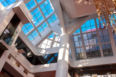 Modern ofis binasının tavanında pencereler 