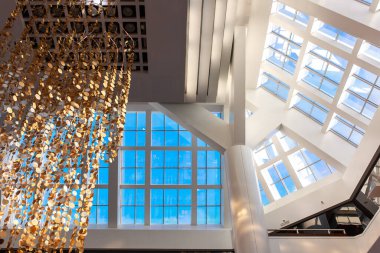 Modern ofis binasının tavanında pencereler 