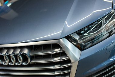 UKRAINE, DNIPRO - 23 Eylül 2018: Audi yerel alışveriş merkezinde, yakın çekim.