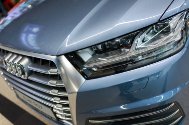 UKRAINE, DNIPRO - 23 Eylül 2018: Audi yerel alışveriş merkezinde, yakın çekim.