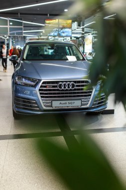 UKRAINE, DNIPRO - 23 Eylül 2018: Audi yerel alışveriş merkezinde, yakın çekim.