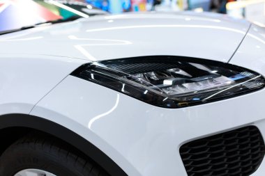UKRAINE, DNIPRO - 23 Eylül 2018: Yerel alışveriş merkezinde jaguar, yakın çekim.