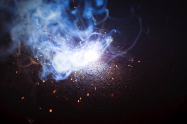 Kaynak metali kıvılcımlar ve dumanlar 