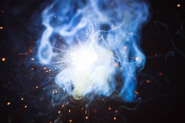 Kaynak metali kıvılcımlar ve dumanlar 