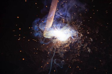 Kaynak metali kıvılcımlar ve dumanlar 