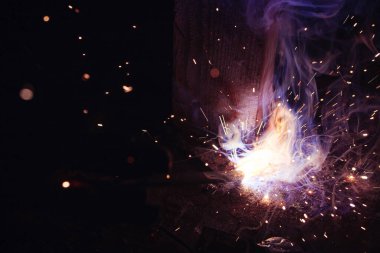 Kaynak metali kıvılcımlar ve dumanlar 