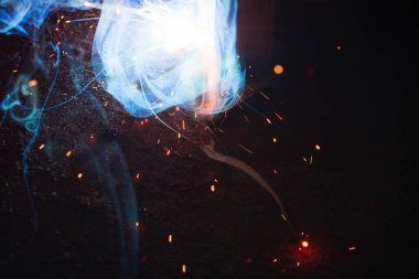 Kaynak metali kıvılcımlar ve dumanlar 