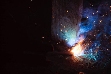 Kaynak metali kıvılcımlar ve dumanlar 