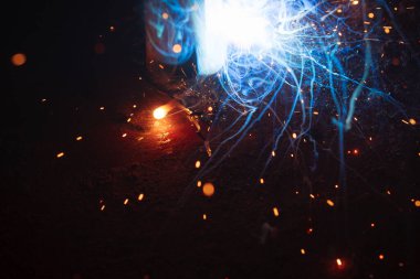 Kaynak metali kıvılcımlar ve dumanlar 