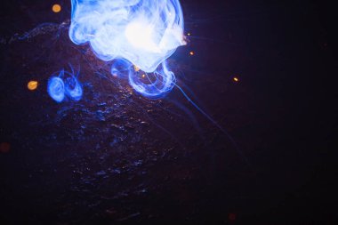 Kaynak metali kıvılcımlar ve dumanlar 