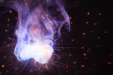 Kaynak metali kıvılcımlar ve dumanlar 