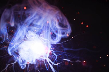 Kaynak metali kıvılcımlar ve dumanlar 
