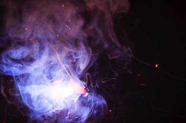 Kaynak metali kıvılcımlar ve dumanlar 