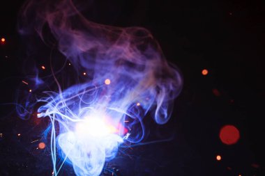 Kaynak metali kıvılcımlar ve dumanlar 